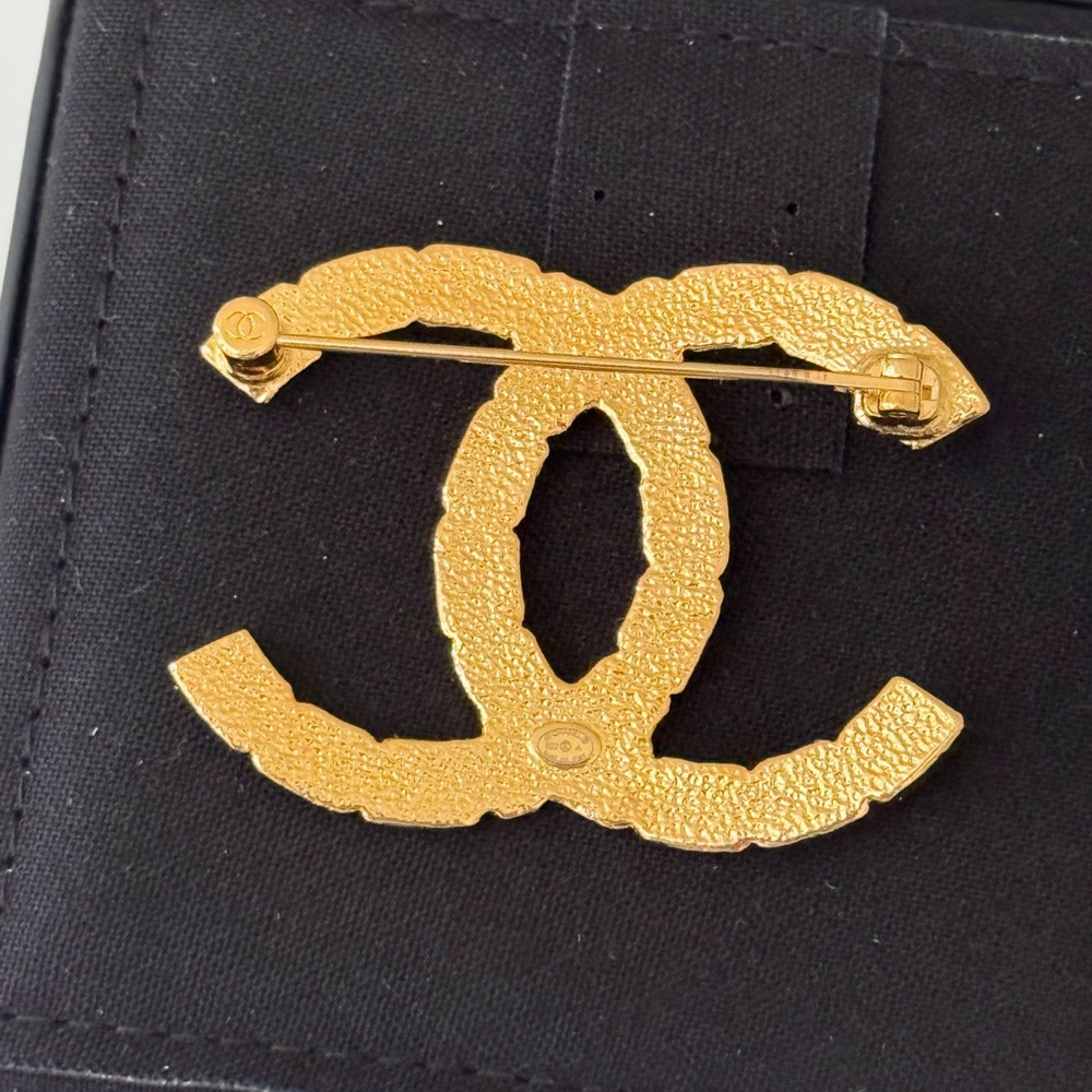 NEW Chanel Brooch 22A, Golden - Picture 7 of 10